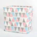 Zusammenklappbarer Stoff-Aufbewahrungskorb mit geometrischem Dreiecksmuster fuer Zuhause. - Buntes Dreiecks-Design aus Baumwolle & Leinen