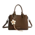 Sac à main marron en cuir PU pour femme avec charmant pendentif fleur et poignée élégante. - Avec Pendentif / Marron