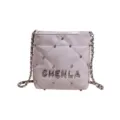 Elegante borsa a tracolla matelassé viola chiaro con catene e dettagli in strass luminosi. - Viola