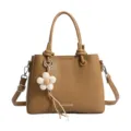 Bolso de hombro cruzado de cuero marron con colgante de flor, bolso cubo elegante de mujer. - Caqui