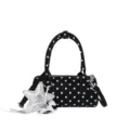 Borsa a mano cilindro a pois neri e bianchi in pelle intrecciata con manici eleganti e ciondoli. - con portachiavi / Nero