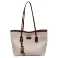 Sac cabas tissé d'été avec poignées en cuir marron et pendentif perlé élégant. - Blanc Cassé