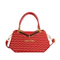 Borsa a mano rossa elegante con motivo ondulato, doppi manici e dettagli metallici dorati. - Rosso