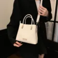 Bolso cubo de cuero texturizado blanco con asas y decoracion de cuentas de madera para mujeres. - Beige