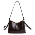 Elegante borsa a tracolla marrone scuro da donna con chiusura in metallo chic. - Caffè