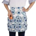 Delantal de recolección de huevos de lona con múltiples bolsillos y bonito patrón floral azul. - Diente de León Bolsillos de Dos Filas
