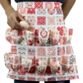 Delantal de recolección de huevos con múltiples bolsillos y diseño de retazos florales rojos. - Corazón de Niña Bolsillos de Dos Filas