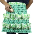 Delantal de recolección de huevos de trébol verde con bolsillos, ideal para granja. - Trébol Bolsillos de Dos Filas