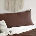 Vue détaillée du long oreiller corporel marron pour tête de lit, tissu doux, ambiance chaleureuse. - 40*100 (Taie d'oreiller) / Café