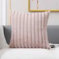 Coussin décoratif rayé en fausse fourrure de lapin rose peluche pour canapé de salon - Rose Clair
