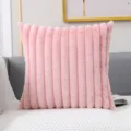 Nahaufnahme des weichen rosa Kunstkaninchenfell Zierkissens mit vertikalem Streifendesign. - 30*50cm (Kissenbezug) / Mousse Rosa