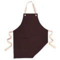 Grembiule in tela regolabile marrone scuro con tasca frontale e resistenti cinghie beige. - Caffè