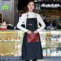 Tablier en denim avec poche en cuir rouge, vetement de cuisine elegant de style coreen. - Style Tour de Cou Sangle en Denim / Noir
