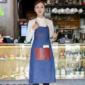 Tablier en jean de style coréen avec poches en cuir marron, vêtements de travail sans manches. - Style Tour de Cou Sangle en Denim / Bleu