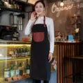 Tablier noir de style coréen avec bretelles et poche en cuir marron, idéal pour café et cuisine. - Style Tour de Cou Lanière Cuir en Toile / Noir