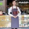 Tablier de cuisine gris de style coréen avec bretelles en cuir marron et poche avant. - Style Tour de Cou Lanière Cuir en Toile / Gris foncé