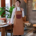 Tablier en toile marron de style coréen avec poche en cuir contrastée pour cuisine et service. - Style Tour de Cou Lanière Cuir en Toile / Chameau Foncé