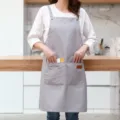 Tablier en toile de coton grise avec poches, variante élégante pour la cuisine et le restaurant. - Style Double Épaule / Gris clair