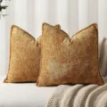 Set van twee gouden chenille kussens met elegante bies voor moderne bank en woonkamerdecor. - 45*45 cm (Kussensloop) / Gembergeel