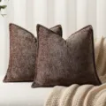 Vue détaillée du coussin décoratif marron foncé en chenille avec bordure élégante et douce. - Café