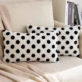Flauschiges Kissen mit Punkten Kunstfell Zierkissen weich für Sofa und Bett Dekoration - 45x45cm (Kissenbezug) / Schwarzer Polka Dot