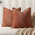 Vue rapprochée du tissu texturé de coussin en chenille avec une élégante finition passepoilée. - Couleur caramel