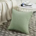Cuscino decorativo in velluto a coste verde chiaro con ponpon per divano e casa. - 45*45 cm (Federa) / Verde matcha