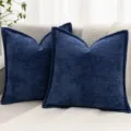 Détail de coussin décoratif en chenille bleu foncé sur canapé, housse de coussin douce. - Bleu marine