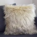 Coussin décoratif en fausse fourrure blanche, coussin moelleux pour canapé, lit et salon. - 45*45cm (Taie d'oreiller) / Chameau
