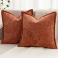 Detailansicht eines brennenden orangen Kord-Kissenbezugs für Wohnzimmer und Schlafzimmer Sofa. - 45x45cm (Kissenbezug) / Karamellbraun