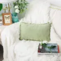 Detailliertes grünes Chenille-Sofakissen mit hübscher Pompon-Borte in gemütlicher Umgebung. - 30x50cm (Ohne Kern) / Matcha-Grün