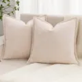 Détail de coussin décoratif beige en chenille douce, accessoire parfait pour canapé cozy. - Blanc Cassé