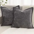 Gros plan détaillé de deux beaux coussins en chenille texturée gris foncé sur canapé. - Gris éléphant