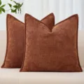 Detailaufnahme eines braunen, strukturierten Kissenbezugs aus Chenille mit Paspelierung, nordisch. - 45x45cm (Kissenbezug) / Karamellbraun