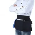 Schwarze Kellner-Halbschürze mit mehreren Taschen, Stiftehalter und Handtuchring. - Schwarz