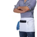 Kurze Taillenschürze mit praktischen Taschen, Stiftehalter und durchnäßtem Polyester-Material. - Weiß
