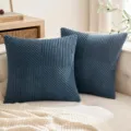 Nahaufnahme des dunkelblauen Kord-Patchwork-Kissenbezugs auf dem gemütlichen beige Sofa. - 45x45cm(Nur Bezug) / Saphirblau