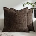 Detaillierte Nahaufnahme der weichen dunkelbraunen Kissenstruktur auf dem Sofa. - Kaffeebraun