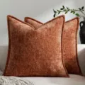 Nahaufnahme des strukturierten Chenille-Kissenbezugs, rostfarbene Stoffdetails fürs Sofa. - Karamellbraun