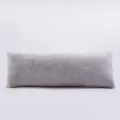 Vue détaillée de coussin de corps en peluche grise, texture douce et moelleuse pour le lit. - 50*150 cm (Taie d'oreiller + Coussin) / Gris clair
