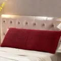 Coussin de lit long rouge duveteux détail, coussin moelleux en peluche pour décor de tête de lit. - 50*150 cm (Taie d'oreiller + Coussin) / Bordeaux