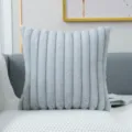Coussin decoratif en fausse fourrure de lapin bleu clair avec design rayé verticalement. - Gris clair