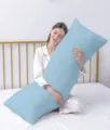 Dettaglio di cuscino lungo blu chiaro comodo che mostra una texture morbida sul letto bianco. - 50*75 cm (federa) / Blu