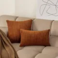Detailansicht brauner Kordsamt Kissen im Set, weiche strukturierte Stoffe auf dem Sofa. - 30x50cm (Ohne Kern) / Karamellbraun