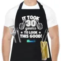 Delantal de cocina negro de algodón para barbacoa con frase divertida de 30 años y bolsillos. - Estampado 30 Cumpleaños / Negro
