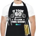 Delantal de cocina negro para hombre con divertido estampado texto de 60 cumpleaños y bolsillos. - Estampado 60 Cumpleaños / Negro