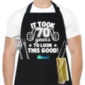 Delantal de cocina negro para hombre con divertido texto de 70 cumpleaños y bolsillos. - Estampado 70 Cumpleaños / Negro