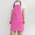 Tablier de cuisine rose avec lanière de cou noire et deux poches pour la cuisine et le service. - Rose rouge