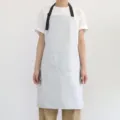 Tablier de travail de cuisine imperméable avec sangle de cou réglable et double poches pratiques. - Gris clair