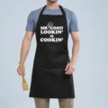Schwarze Kochschürze mit lustigem englischem Spruch, verstellbarem Nackenband und Fronttasche. - LOOKIN Schwarz